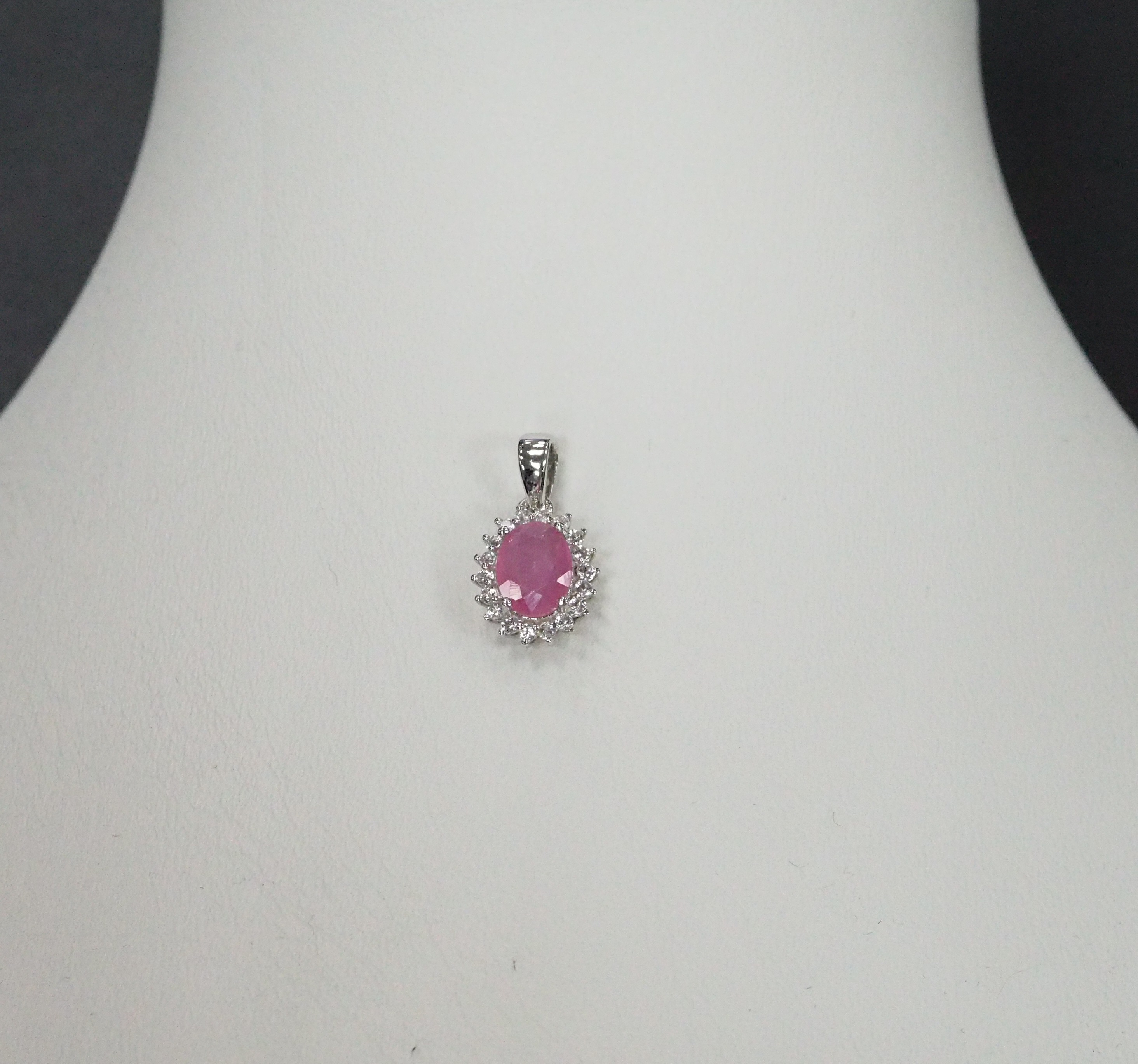 Серебряная подвеска с розовым сапфиром